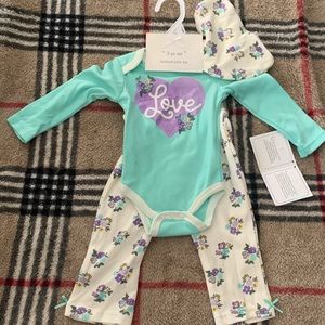 *NWT* Brand New 3/6 months baby girl outfit , body suit, pants and hat